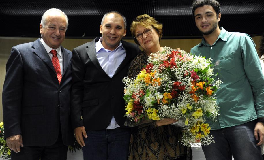 Secretário do Meio Ambiente, Luiz Eduardo Cheida acompanhado pela Desembargadora do Tribunal de Justiça Joeci Camargo Machado, representante do CREA-Pr., Antonio Borges dos Reis e representante do PV - Partido Verde, Maria Leticia Fagundes, entrega Prêmio Mãe Natureza para a Ambientalista da Associação do Meio Ambiente de Araucária, Lidia Lucaski.Curitiba, 11/03/2014Foto: Ricardo Almeida / ANPr