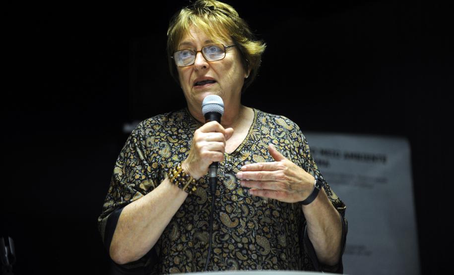 Secretário do Meio Ambiente, Luiz Eduardo Cheida acompanhado pela Desembargadora do Tribunal de Justiça Joeci Camargo Machado, representante do CREA-Pr., Antonio Borges dos Reis e representante do PV - Partido Verde, Maria Leticia Fagundes, entrega Prêmio Mãe Natureza para a Ambientalista da Associação do Meio Ambiente de Araucária, Lidia Lucaski.Curitiba, 11/03/2014Foto: Ricardo Almeida / ANPr