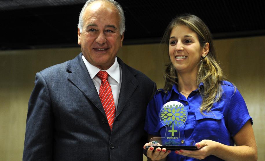 Secretário do Meio Ambiente, Luiz Eduardo Cheida acompanhado pela Desembargadora do Tribunal de Justiça Joeci Camargo Machado, representante do CREA-Pr., Antonio Borges dos Reis e representante do PV - Partido Verde, Maria Leticia Fagundes, entrega Prêmio Mãe Natureza para Leila Grabowski do Colégio Estadual São Mateus do Sul.Curitiba, 11/03/2014Foto: Ricardo Almeida / ANPr