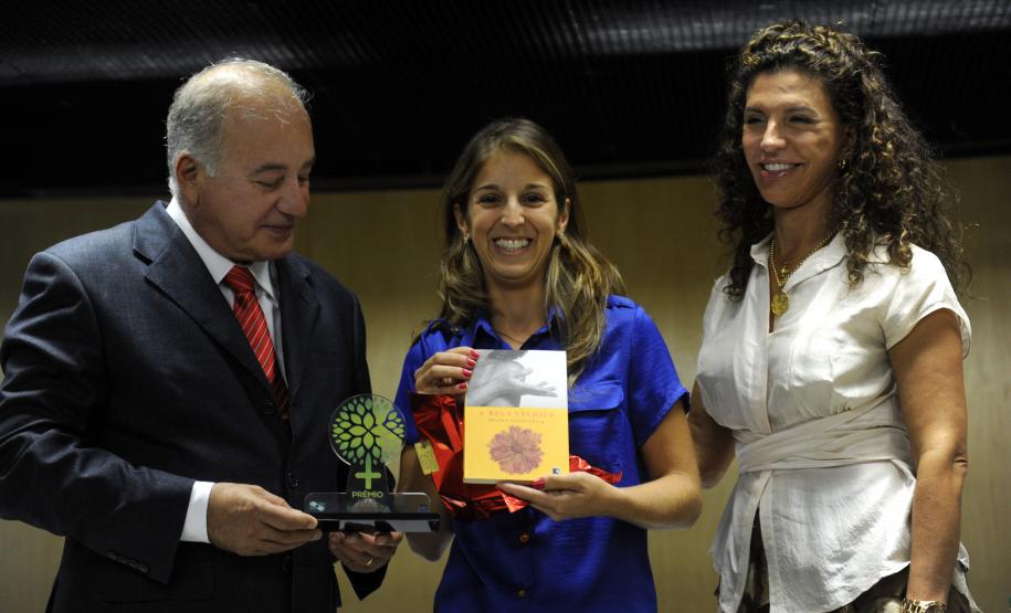 Secretário do Meio Ambiente, Luiz Eduardo Cheida acompanhado pela Desembargadora do Tribunal de Justiça Joeci Camargo Machado, representante do CREA-Pr., Antonio Borges dos Reis e representante do PV - Partido Verde, Maria Leticia Fagundes, entrega Prêmio Mãe Natureza para Leila Grabowski do Colégio Estadual São Mateus do Sul.Curitiba, 11/03/2014Foto: Ricardo Almeida / ANPr