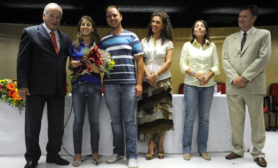 Secretário do Meio Ambiente, Luiz Eduardo Cheida acompanhado pela Desembargadora do Tribunal de Justiça Joeci Camargo Machado, representante do CREA-Pr., Antonio Borges dos Reis e representante do PV - Partido Verde, Maria Leticia Fagundes, entrega Prêmio Mãe Natureza para Leila Grabowski do Colégio Estadual São Mateus do Sul.Curitiba, 11/03/2014Foto: Ricardo Almeida / ANPr