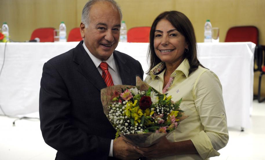 Secretário do Meio Ambiente, Luiz Eduardo Cheida acompanhado pela Desembargadora do Tribunal de Justiça Joeci Camargo Machado, representante do CREA-Pr., Antonio Borges dos Reis e representante do PV - Partido Verde, Maria Leticia Fagundes, entrega Prêmio Mãe Natureza no Auditório Mario Lobo, Palácio das Araucárias.Curitiba, 11/03/2014Foto: Ricardo Almeida / ANPr