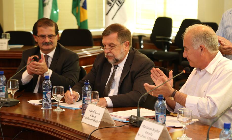 O Vice-governador e secretário da Educação, Flávio Arns, o secretário do Meio ambiente, Luiz Eduardo Cheida e o secretário da Ciência, Tecnologia e Ensino Superior, João Carlos Gomes, lançaram durante a reunião do Conselho Estadual de Recursos Hídricos, o "Ano pedagógico da água", ação educativa para debater o tema água nas escolas da rede pública de ensino.Curitiba, 24/03/2014.Foto: José Fernando Ogura/Vice-Govenadoria