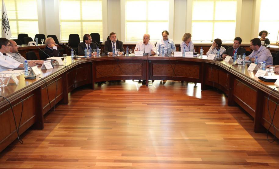 O Vice-governador e secretário da Educação, Flávio Arns, o secretário do Meio ambiente, Luiz Eduardo Cheida e o secretário da Ciência, Tecnologia e Ensino Superior, João Carlos Gomes, lançaram durante a reunião do Conselho Estadual de Recursos Hídricos, o "Ano pedagógico da água", ação educativa para debater o tema água nas escolas da rede pública de ensino.Curitiba, 24/03/2014.Foto: José Fernando Ogura/Vice-Govenadoria