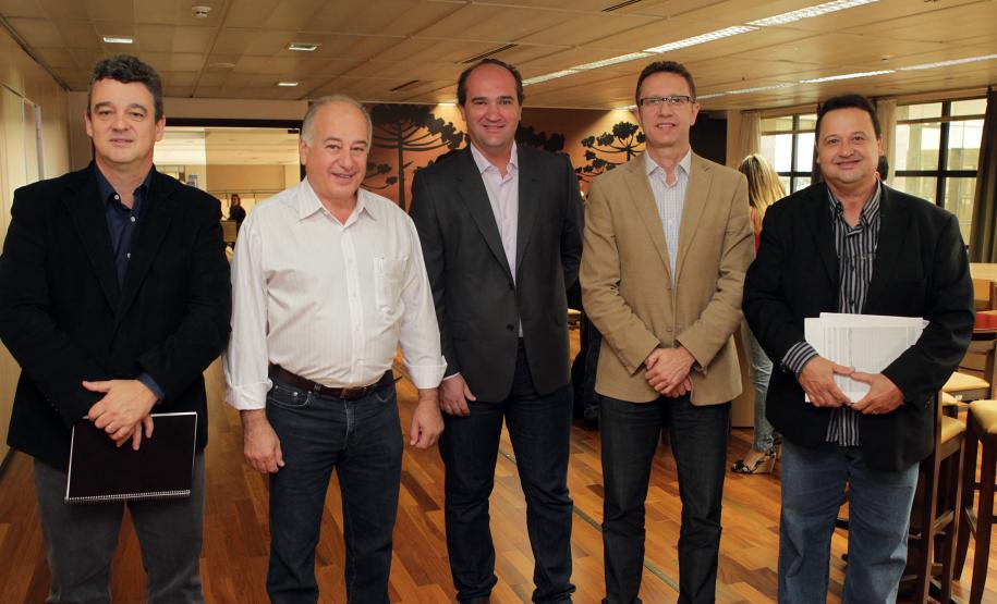 Secretaria do Meio Ambiente e Recursos Hídricos recebeu o plano de logística reversa dos resíduos sólidos gerados pela cadeia produtiva de madeiras e móveis do Estado. Curitiba 25-03-2014.     foto Mauro Frasson.