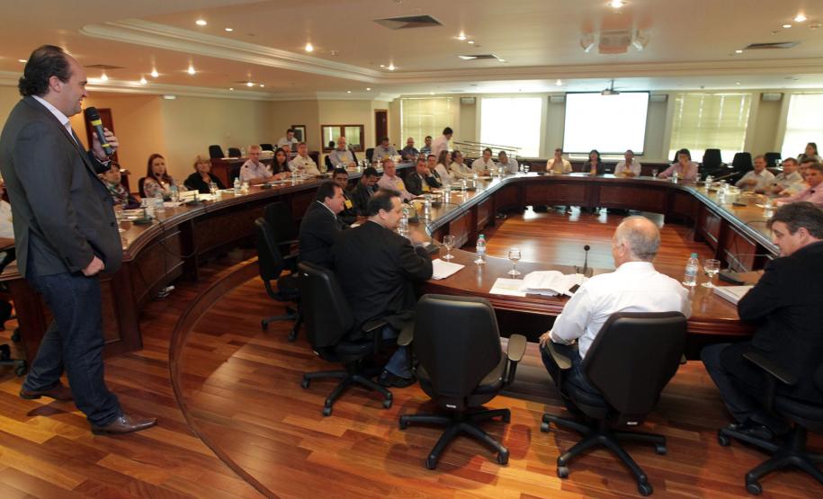 Secretaria do Meio Ambiente e Recursos Hídricos recebeu o plano de logística reversa dos resíduos sólidos gerados pela cadeia produtiva de madeiras e móveis do Estado. Curitiba 25-03-2014.     foto Mauro Frasson.