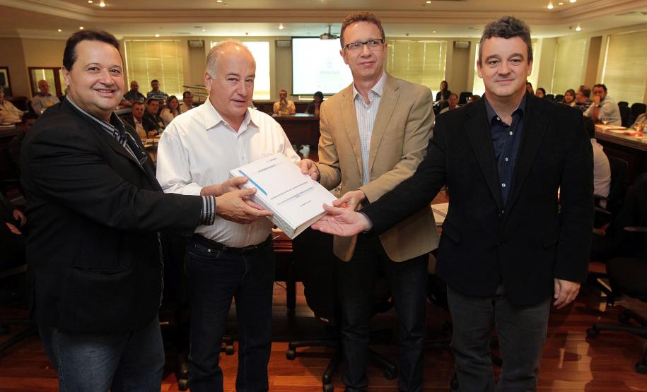 Secretaria do Meio Ambiente e Recursos Hídricos recebeu o plano de logística reversa dos resíduos sólidos gerados pela cadeia produtiva de madeiras e móveis do Estado. Curitiba 25-03-2014.     foto Mauro Frasson.