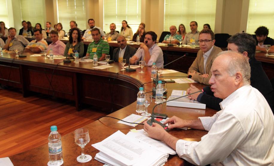 Secretaria do Meio Ambiente e Recursos Hídricos recebeu o plano de logística reversa dos resíduos sólidos gerados pela cadeia produtiva de madeiras e móveis do Estado. Curitiba 25-03-2014.     foto Mauro Frasson.