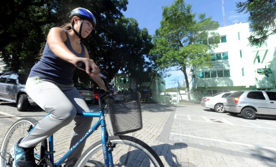 Secretaria de Estado do Meio Ambiente, incentiva os funcionários ao uso da bicicleta. Leticia Sucharski, estudante de Biologia e  estágiaria da secretaria.Curitiba, 12/04/2014Foto: Ricardo Almeida / ANPr