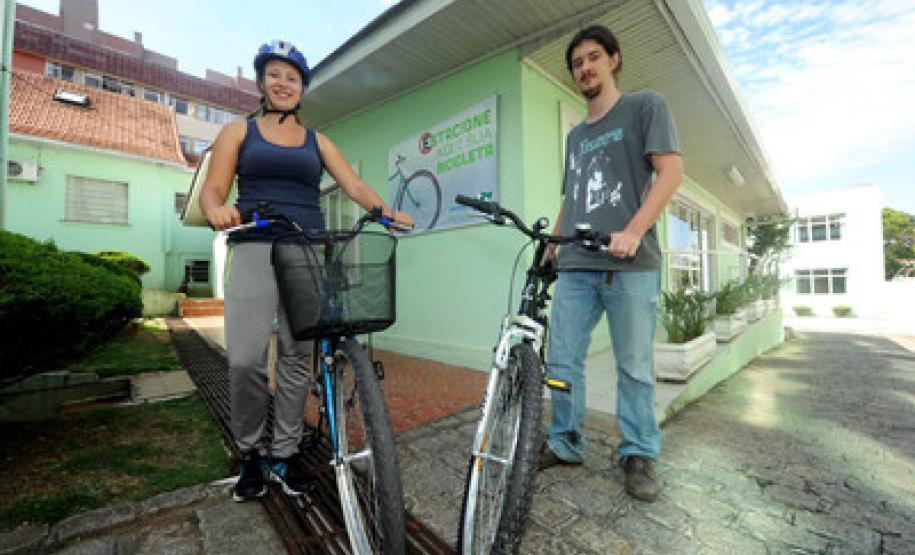 Secretaria de Estado do Meio Ambiente, incentiva os funcionários ao uso da bicicleta. Leticia Sucharski, estudante de biologia e Rodrigo Osternack estudante de Geografia, ambos estágiarios da secretaria.Curitiba, 12/04/2014Foto: Ricardo Almeida / ANPr