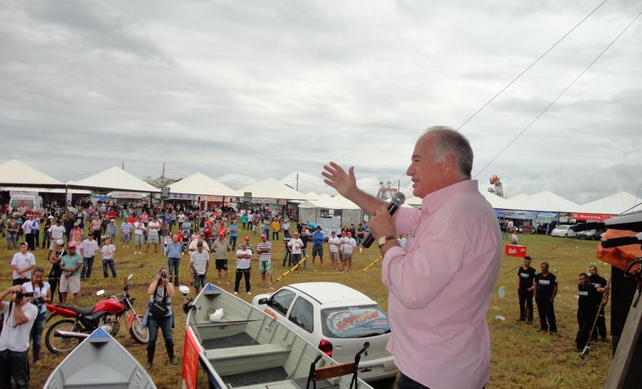 Secretário do Meio Ambiente e Recursos HÃdricos, Luiz Eduardo Cheida, assina resolução que regula as atividades pesqueiras no Estado.Carlópolis, 30/03/2014.Foto: Divulgação SEMA Secretário do Meio Ambiente e Recursos Hídricos, Luiz Eduardo Cheida, assina resolução que regula as atividades pesqueiras no Estado.Carlópolis, 30/03/2014.Foto: Divulgação SEMA