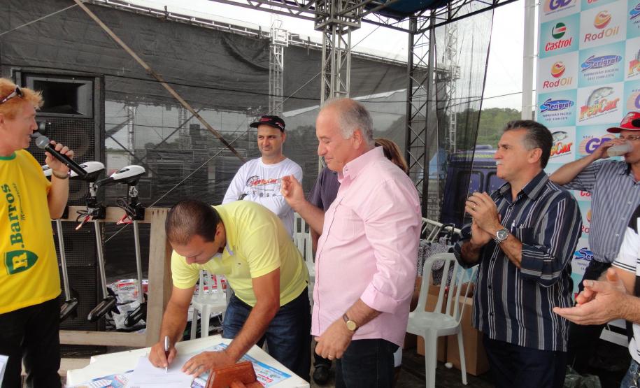 Secretário do Meio Ambiente e Recursos HÃdricos, Luiz Eduardo Cheida, assina resolução que regula as atividades pesqueiras no Estado.Carlópolis, 30/03/2014.Foto: Divulgação SEMA Secretário do Meio Ambiente e Recursos Hídricos, Luiz Eduardo Cheida, assina resolução que regula as atividades pesqueiras no Estado.Carlópolis, 30/03/2014.Foto: Divulgação SEMA