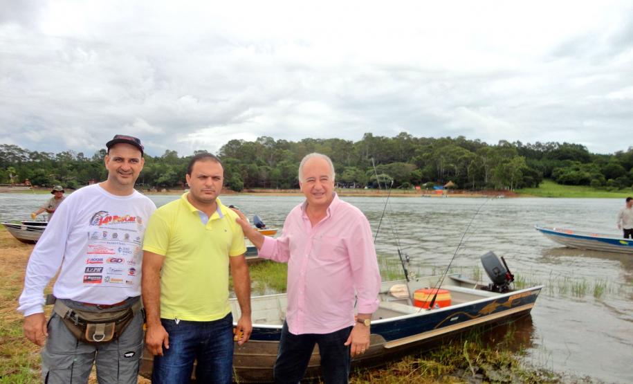 Secretário do Meio Ambiente e Recursos HÃdricos, Luiz Eduardo Cheida, assina resolução que regula as atividades pesqueiras no Estado. Carlópolis, 30/03/2014.Foto: Divulgação SEMA Secretário do Meio Ambiente e Recursos Hídricos, Luiz Eduardo Cheida, assina resolução que regula as atividades pesqueiras no Estado. Carlópolis, 30/03/2014.Foto: Divulgação SEMA