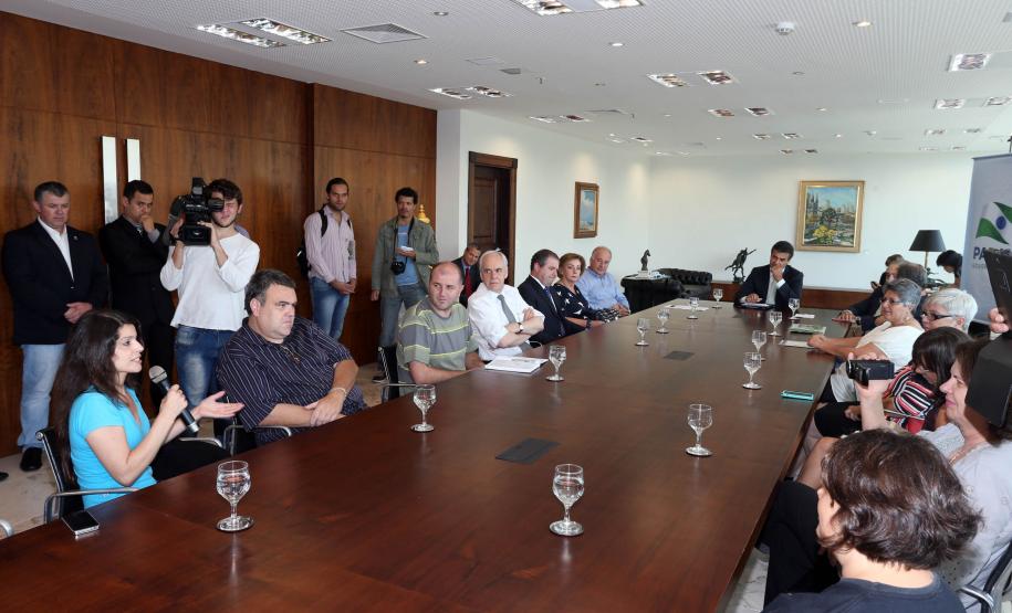 Governador Beto Richa assina decreto que regulamenta a criação da Rede Estadual de Direitos Animais (REDA), ao lado do secretário do Meio Ambiente e Recursos Hídricos, Luiz Eduardo Cheida. Curitiba, 01/04/2014. Foto: Orlando Kissner/ANPr