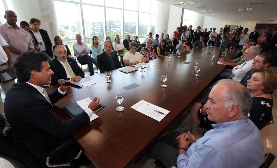 Governador Beto Richa assina decreto que regulamenta a criação da Rede Estadual de Direitos Animais (REDA), ao lado do secretário do Meio Ambiente e Recursos Hídricos, Luiz Eduardo Cheida. Curitiba, 01/04/2014. Foto: Orlando Kissner/ANPr