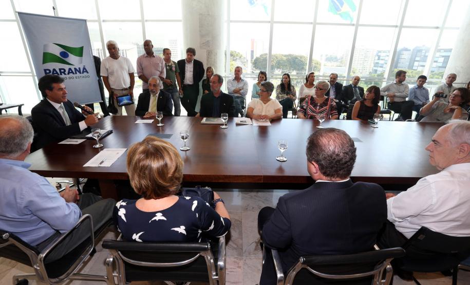 Governador Beto Richa assina decreto que regulamenta a criação da Rede Estadual de Direitos Animais (REDA), ao lado do secretário do Meio Ambiente e Recursos Hídricos, Luiz Eduardo Cheida. Curitiba, 01/04/2014. Foto: Orlando Kissner/ANPr