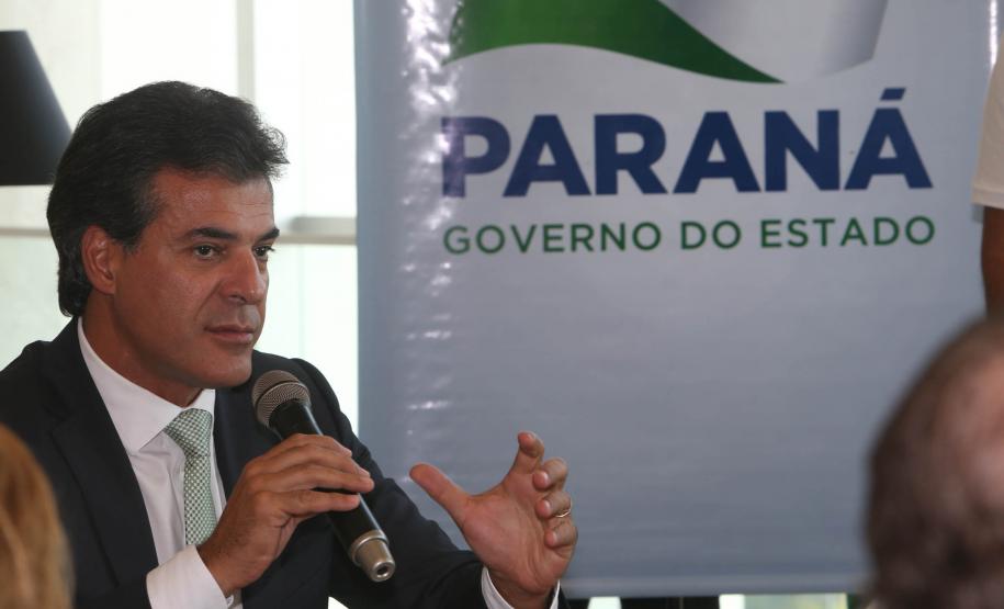 Governador Beto Richa assina decreto que regulamenta a criação da Rede Estadual de Direitos Animais (REDA), ao lado do secretário do Meio Ambiente e Recursos Hídricos, Luiz Eduardo Cheida. Curitiba, 01/04/2014. Foto: Orlando Kissner/ANPr