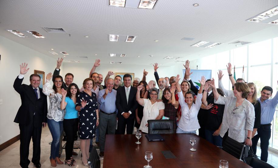 Governador Beto Richa assina decreto que regulamenta a criação da Rede Estadual de Direitos Animais (REDA), ao lado do secretário do Meio Ambiente e Recursos Hídricos, Luiz Eduardo Cheida. Curitiba, 01/04/2014. Foto: Orlando Kissner/ANPr