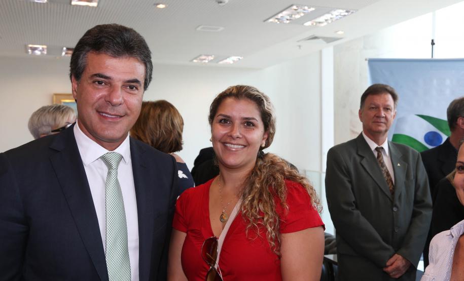 Governador Beto Richa assina decreto que regulamenta a criação da Rede Estadual de Direitos Animais (REDA), ao lado do secretário do Meio Ambiente e Recursos Hídricos, Luiz Eduardo Cheida. Curitiba, 01/04/2014. Foto: Orlando Kissner/ANPr