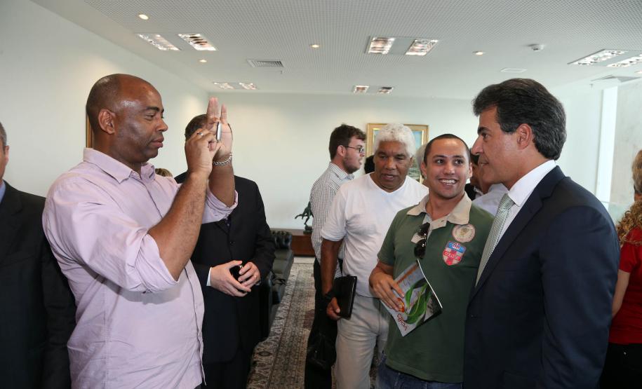 Governador Beto Richa assina decreto que regulamenta a criação da Rede Estadual de Direitos Animais (REDA), ao lado do secretário do Meio Ambiente e Recursos Hídricos, Luiz Eduardo Cheida. Curitiba, 01/04/2014. Foto: Orlando Kissner/ANPr