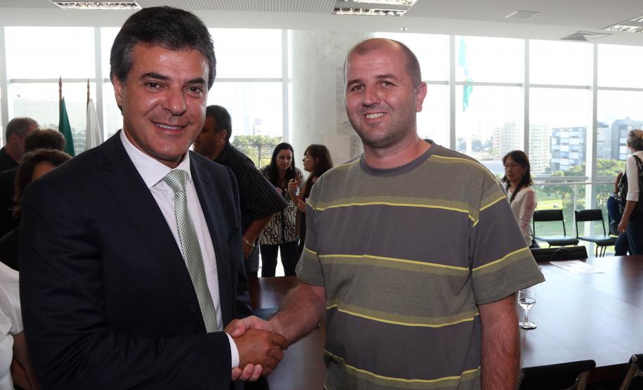 Governador Beto Richa assina decreto que regulamenta a criação da Rede Estadual de Direitos Animais (REDA), ao lado do secretário do Meio Ambiente e Recursos Hídricos, Luiz Eduardo Cheida. Curitiba, 01/04/2014. Foto: Orlando Kissner/ANPr