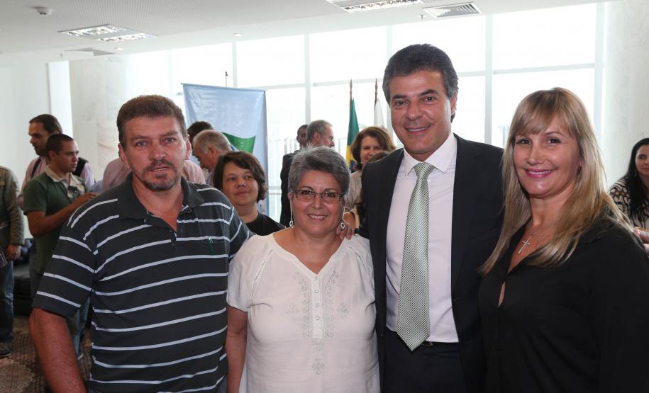 Governador Beto Richa assina decreto que regulamenta a criação da Rede Estadual de Direitos Animais (REDA), ao lado do secretário do Meio Ambiente e Recursos Hídricos, Luiz Eduardo Cheida. Curitiba, 01/04/2014. Foto: Orlando Kissner/ANPr