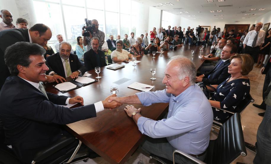 Governador Beto Richa assina decreto que regulamenta a criação da Rede Estadual de Direitos Animais (REDA), ao lado do secretário do Meio Ambiente e Recursos Hídricos, Luiz Eduardo Cheida. Curitiba, 01/04/2014. Foto: Orlando Kissner/ANPr