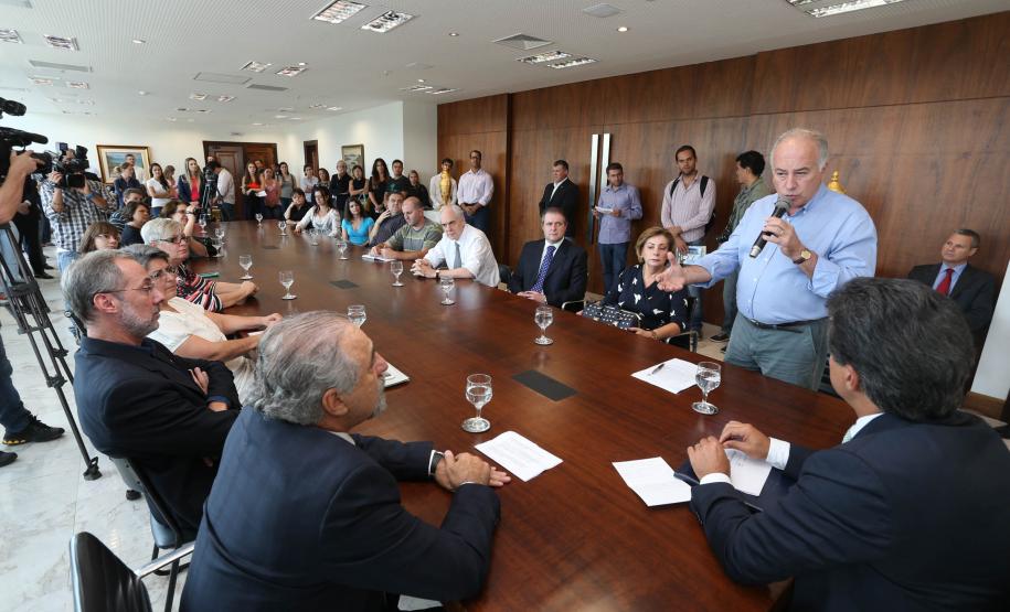 Governador Beto Richa assina decreto que regulamenta a criação da Rede Estadual de Direitos Animais (REDA), ao lado do secretário do Meio Ambiente e Recursos Hídricos, Luiz Eduardo Cheida. Curitiba, 01/04/2014. Foto: Orlando Kissner/ANPr