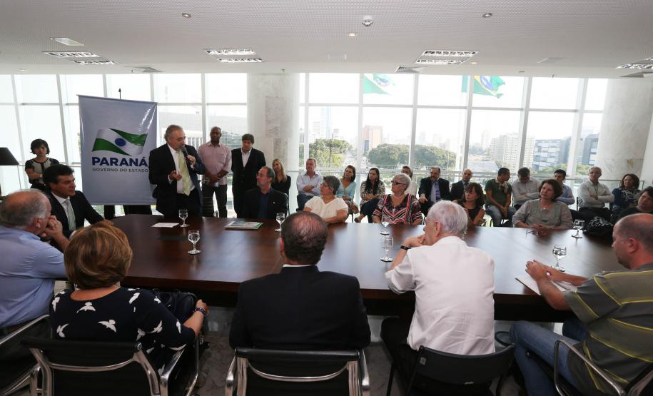 Governador Beto Richa assina decreto que regulamenta a criação da Rede Estadual de Direitos Animais (REDA), ao lado do secretário do Meio Ambiente e Recursos Hídricos, Luiz Eduardo Cheida. Curitiba, 01/04/2014. Foto: Orlando Kissner/ANPr