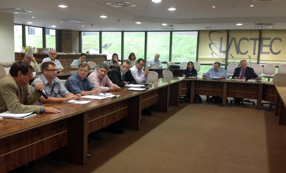 Reunião com o secretário do meio ambiente, Luiz Eduardo Cheida, com os prefeitos e secretários do Meio Ambiente de Guaratuba, Matinhos, Antonina, Morretes, Guaraqueçaba, Pontal do Paraná e Paranaguá.Foto: Divulgação SEMA