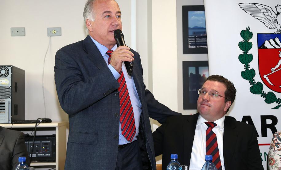 O ex-secretário estadual do Meio Ambiente e Recursos Hídricos, Luiz Eduardo Cheida, transmite o cargo ao advogado Caetano de Paula Júnior. Curitiba, 04/04/2014. Foto: Orlando Kissner/ANPr