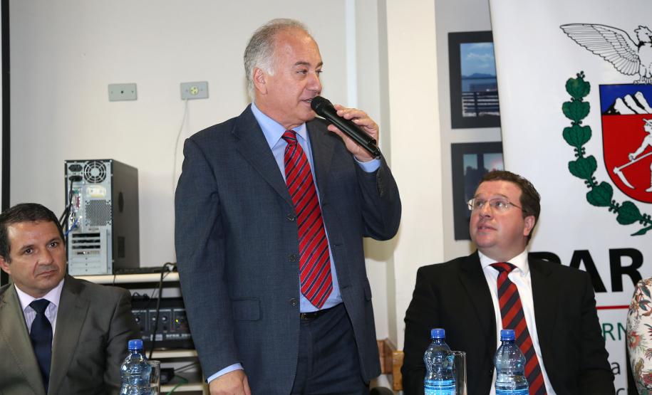O ex-secretário estadual do Meio Ambiente e Recursos Hídricos, Luiz Eduardo Cheida, transmite o cargo ao advogado Caetano de Paula Júnior. Curitiba, 04/04/2014. Foto: Orlando Kissner/ANPr