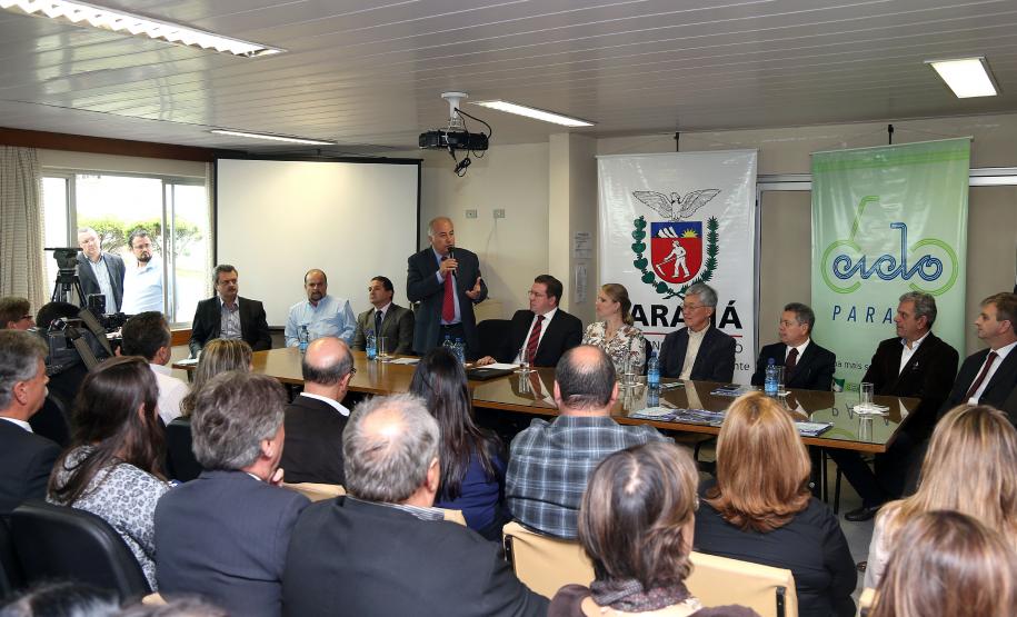 O ex-secretário estadual do Meio Ambiente e Recursos Hídricos, Luiz Eduardo Cheida, transmite o cargo ao advogado Caetano de Paula Júnior. Curitiba, 04/04/2014. Foto: Orlando Kissner/ANPr