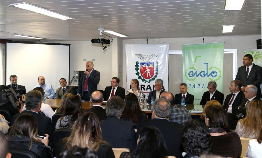 O ex-secretário estadual do Meio Ambiente e Recursos Hídricos, Luiz Eduardo Cheida, transmite o cargo ao advogado Caetano de Paula Júnior. Curitiba, 04/04/2014. Foto: Orlando Kissner/ANPr