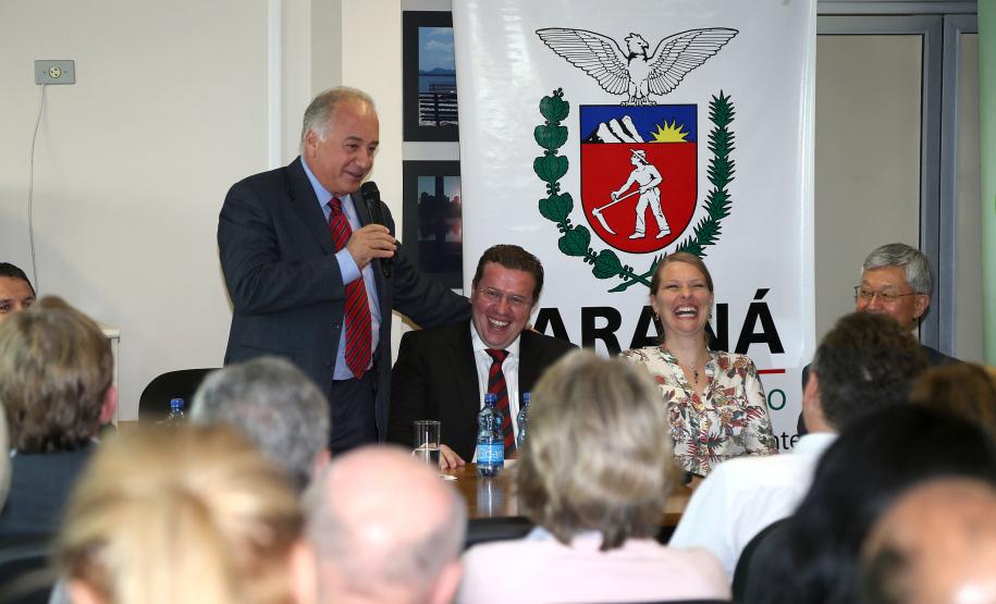 O ex-secretário estadual do Meio Ambiente e Recursos Hídricos, Luiz Eduardo Cheida, transmite o cargo ao advogado Caetano de Paula Júnior. Curitiba, 04/04/2014. Foto: Orlando Kissner/ANPr
