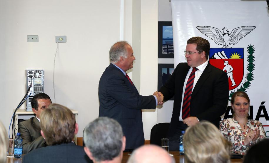 O ex-secretário estadual do Meio Ambiente e Recursos Hídricos, Luiz Eduardo Cheida, transmite o cargo ao advogado Caetano de Paula Júnior. Curitiba, 04/04/2014. Foto: Orlando Kissner/ANPr
