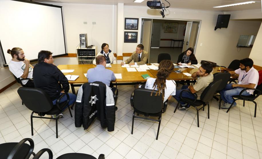 Cicloativistas participam de reunião do Ciclo Paraná Reunião dos cicloativistas na sede da SEMA PR