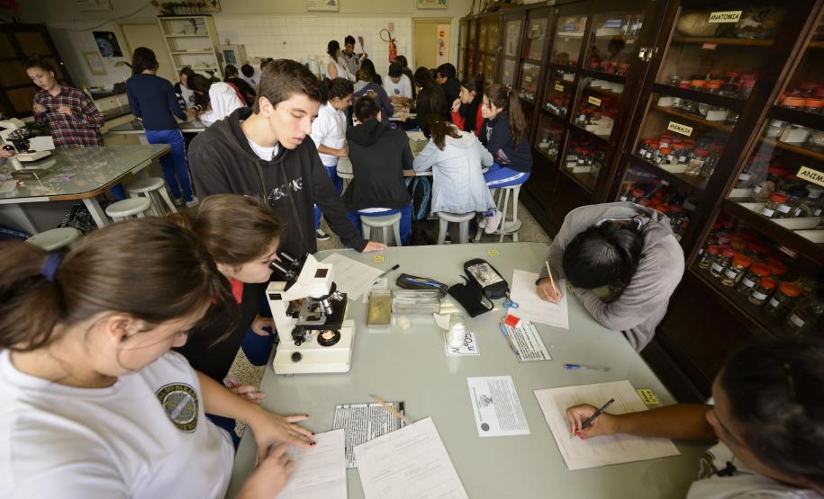 Laboratorio de Biologia do Colegio Estadual do Parana.Curitiba,11/04/2014. Foto - Antonio Costa
