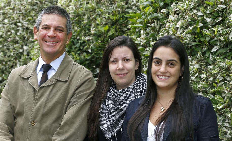 Os técnicos da SEMA responsáveis pelo projeto de reciclagem do Colégio Estadual do Paraná.E/D: Vinicio Bruni, eng. civil e assessor, Manuela Barbosa, eng. ambiental e Tatiana Silva, arquiteta.Curitiba, 17-04-14.Foto: Arnaldo Alves / ANPr.