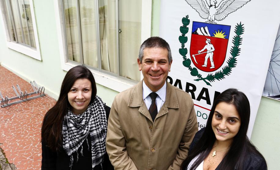 Os técnicos da SEMA responsáveis pelo projeto de reciclagem do Colégio Estadual do Paraná.E/D: Manuela Barbosa, eng. ambiental, Vinicio Bruni, eng. civil e assessor e Tatiana Silva, arquiteta.Curitiba, 17-04-14.Foto: Arnaldo Alves / ANPr.