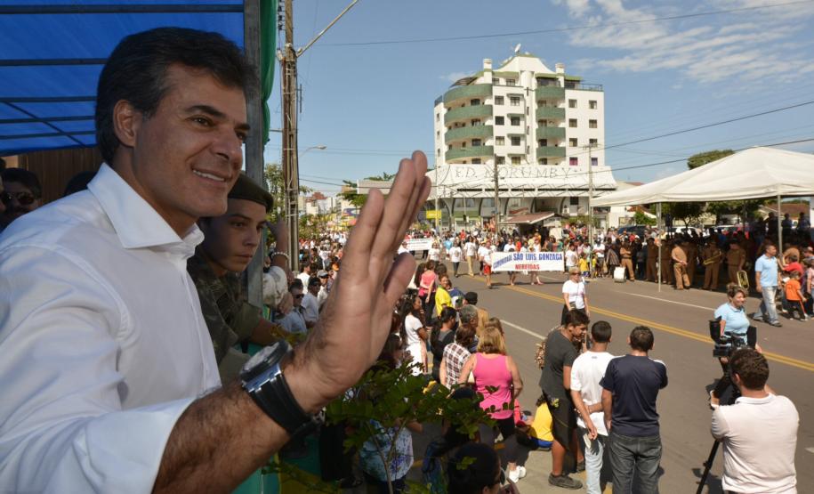Beto Richa em Guaratuba Governador Beto Richa entrega equipamentos de saúde, assina ordem de serviço para obras urbanas e homologa plano diretor. Guaratuba, 29/04/2013. Foto: Antonio Costa/ANPr
