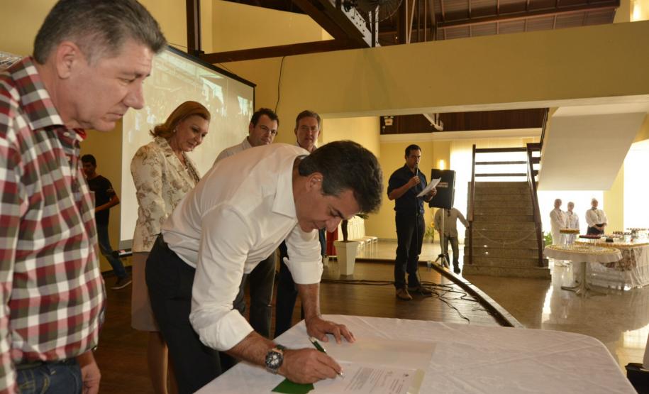 Beto Richa em Guaratuba Governador Beto Richa entrega equipamentos de saúde, assina ordem de serviço para obras urbanas e homologa plano diretor. Guaratuba, 29/04/2013. Foto: Antonio Costa/ANPr