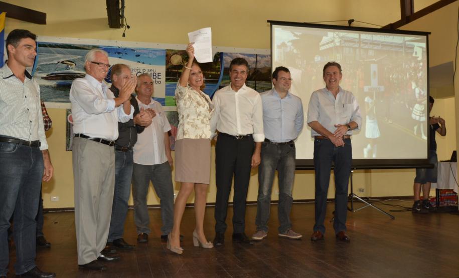 Beto Richa em Guaratuba Governador Beto Richa entrega equipamentos de saúde, assina ordem de serviço para obras urbanas e homologa plano diretor. Guaratuba, 29/04/2013. Foto: Antonio Costa/ANPr
