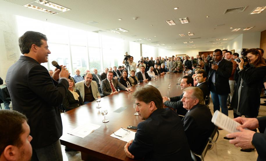 Governador Beto Richa assina convênio com 30 prefeituras para a readequação de microbacias pelo Programa de Gestão do Solo em Microbacias. Curitiba, 18/06/2014. Foto - Antonio Costa/ANPr