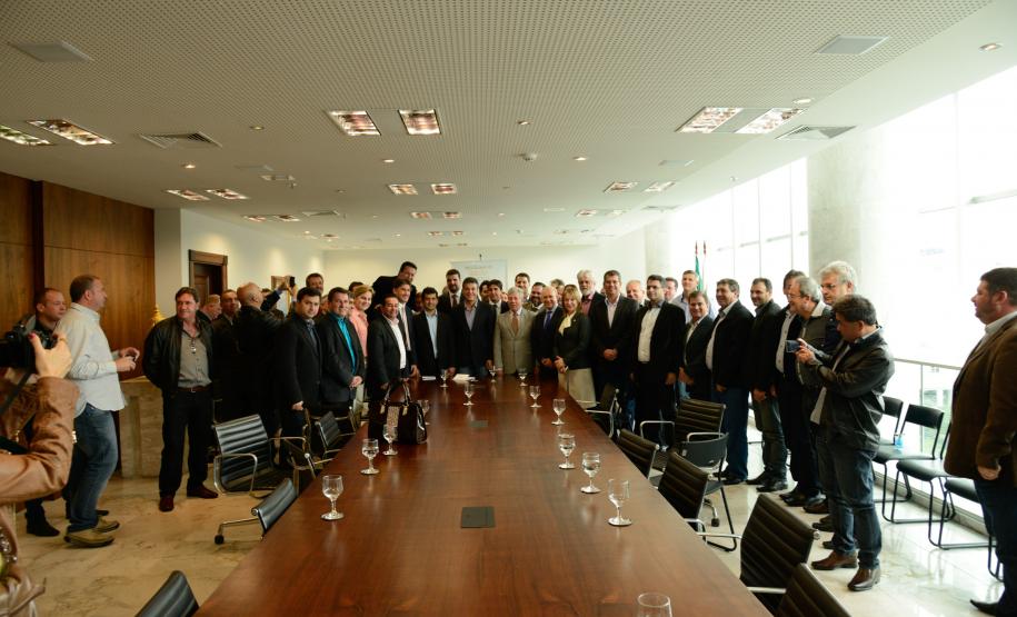 Governador Beto Richa assina convênio com 30 prefeituras para a readequação de microbacias pelo Programa de Gestão do Solo em Microbacias. Curitiba, 18/06/2014. Foto - Antonio Costa/ANPr