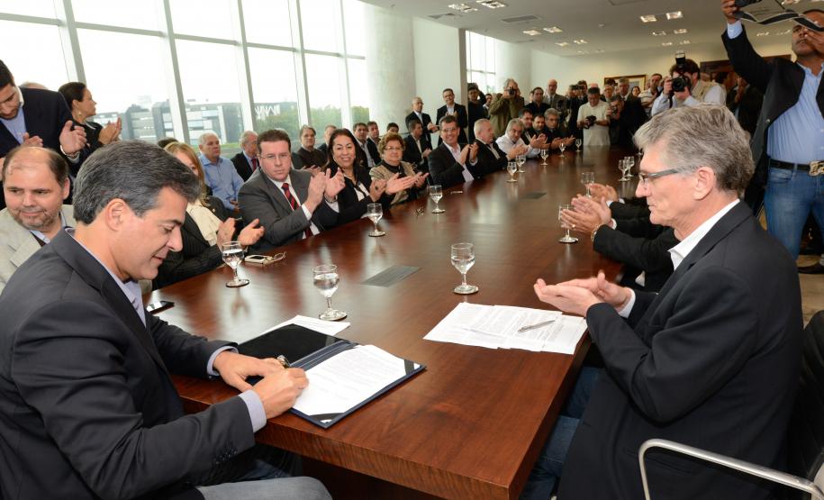 Governador Beto Richa assina convênio com 30 prefeituras para a readequação de microbacias pelo Programa de Gestão do Solo em Microbacias. Curitiba, 18/06/2014. Foto - Antonio Costa/ANPr