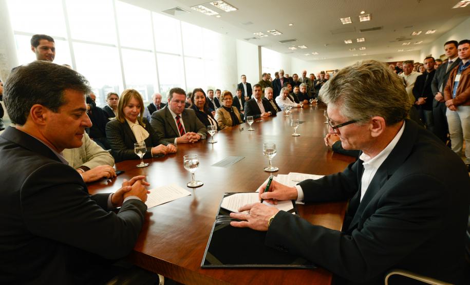 Governador Beto Richa assina convênio com 30 prefeituras para a readequação de microbacias pelo Programa de Gestão do Solo em Microbacias. Curitiba, 18/06/2014. Foto - Antonio Costa/ANPr