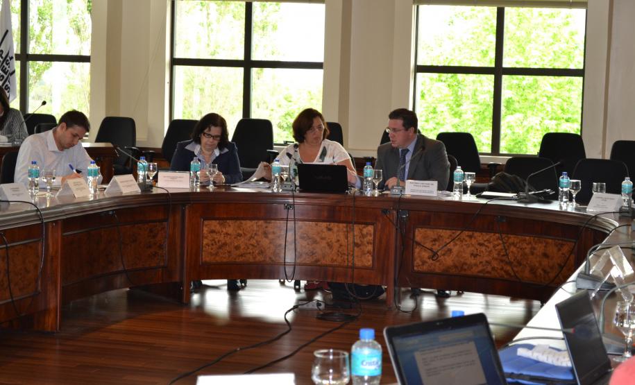 Conselho Estadual do Meio Ambiente aprova resolução que define o licenciamento ambiental para Aterros Sanitários no Estado do Paraná. Conselho Estadual do Meio Ambiente aprova resolução que define o licenciamento ambiental para Aterros Sanitários no Estado do Paraná.