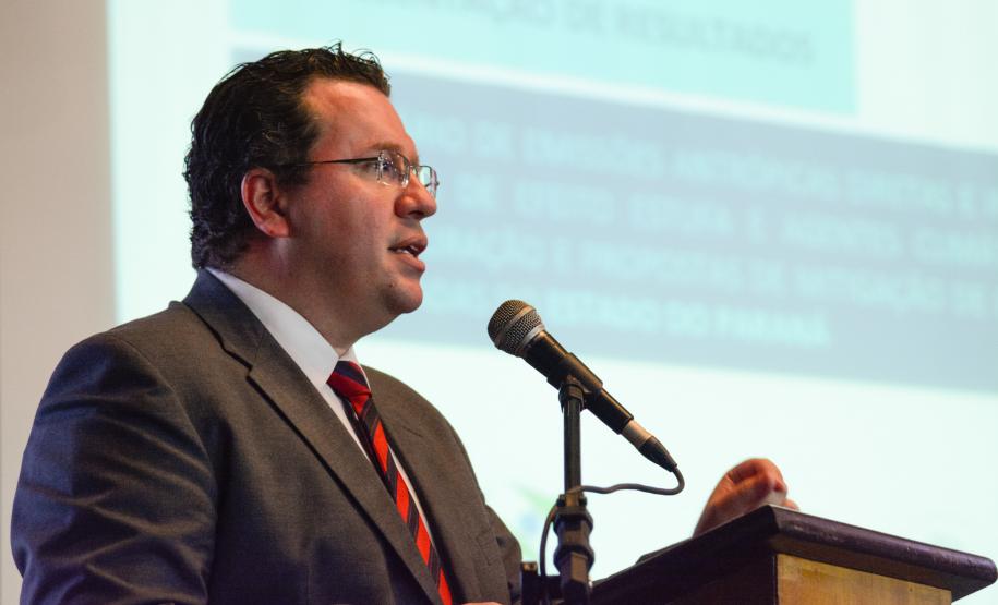 Antonio Caetano de Paula, Secretário Estadual do Meio Ambiente e Recursos Hídricos, faz apresentação dos resultados do Inventário de Emissões Antrópicas Diretas e Indiretas de Gases de Efeito Estufa e Agentes Climáticos de Curta Duração e Propostas de Mitigação de Emissões Setorizadas. Curitiba,03/11/2014. Foto - Antonio Costa