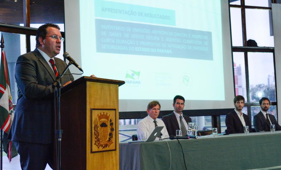 Antonio Caetano de Paula, Secretário Estadual do Meio Ambiente e Recursos Hídricos, faz apresentação dos resultados do Inventário de Emissões Antrópicas Diretas e Indiretas de Gases de Efeito Estufa e Agentes Climáticos de Curta Duração e Propostas de Mitigação de Emissões Setorizadas. Curitiba,03/11/2014. Foto - Antonio Costa